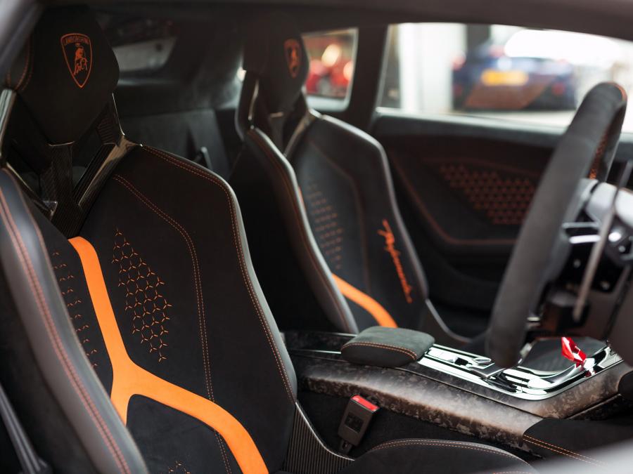 Интерьер Lamborghini Huracan Performante (LB724) 2017 года  (UK) (фото 19 из 24)